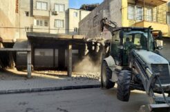 Akdeniz’de metruk binaların yıkımı sürüyor