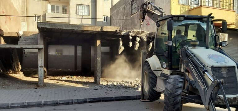 Akdeniz’de metruk binaların yıkımı sürüyor