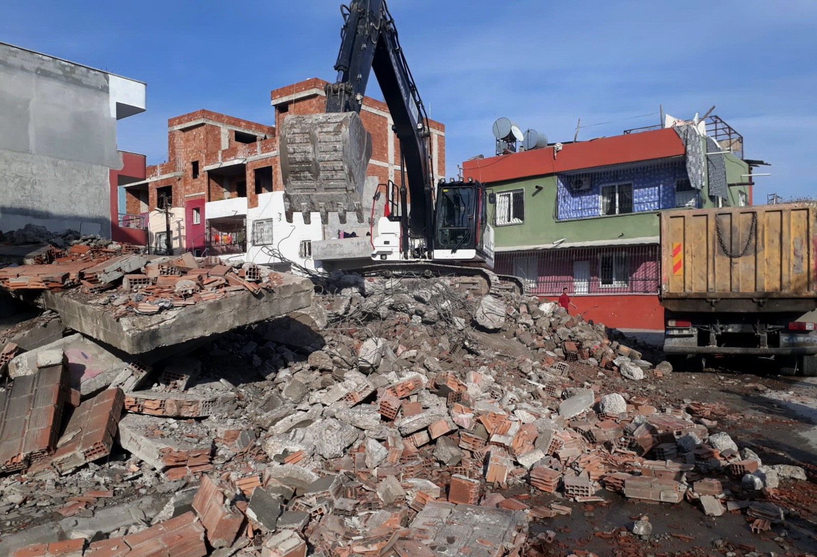 Akdeniz’de bir metruk bina daha yıkıldı
